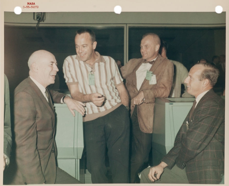 Illustration for article titled Classic Mission Control Photos Show Space Heroes On The Ground
